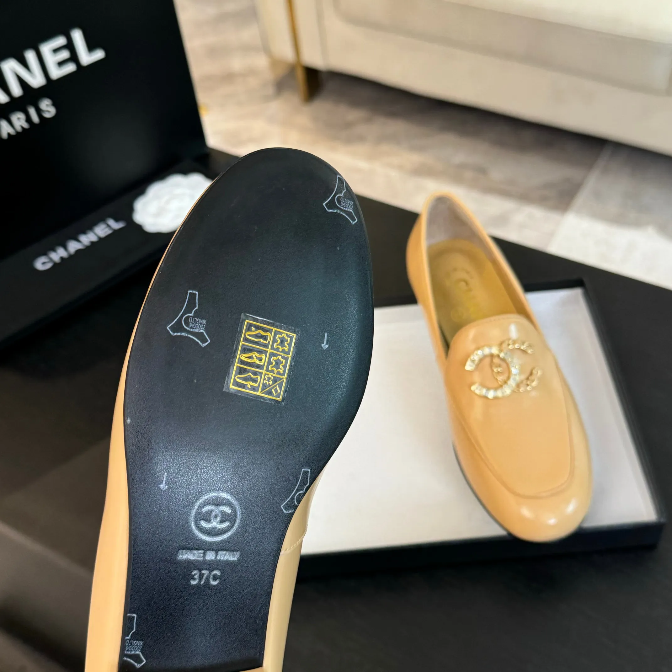 👟👟Ex-factory price 600👟👟 Purchasing-grade CHANEL Xiaoxiang classic retro shoes. I liked this pair at first sight. The design of the upper is very special. The classic hardware buckles embellished with Xiaoxiang are very CHANEL style. It has a high-end feel. The upper feet are very comfortable and soft. The feet are not afraid of being good-looking and comfortable. They are invincible when paired with mid-calf socks, skirts and trousers. It looks simple in style, but it has the effect of elongating the legs immediately on the feet, which is simple and does not lose personality. Adds a touch of coolness. Upper: imported mixed-breed lambskin. Lining: mixed-breed sheepskin. Soft, sweat-absorbent and breathable! Hardware: Exclusive original 1:1 mold development! Long-lasting and does not soften! Outsole: Genuine leather outsole imported from Italy. Height is about 2.5cm. Different market currency. We are different. Size: #34-42 (34 40 41 customized, non-refundable)